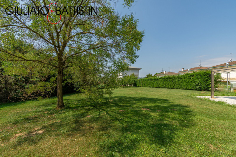 VICENZA: in località Biron, stupenda VILLA di testa su tri-familiare, all'interno di un residence...