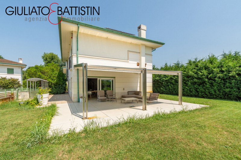 VICENZA: in località Biron, stupenda VILLA di testa su tri-familiare, all'interno di un residence...