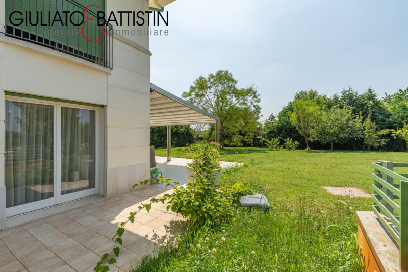 VICENZA: in località Biron, stupenda VILLA di testa su tri-familiare, all'interno di un residence...