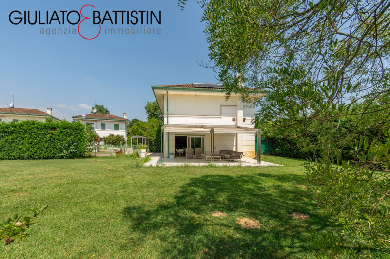 VICENZA: in località Biron, stupenda VILLA di testa su tri-familiare, all'interno di un residence...