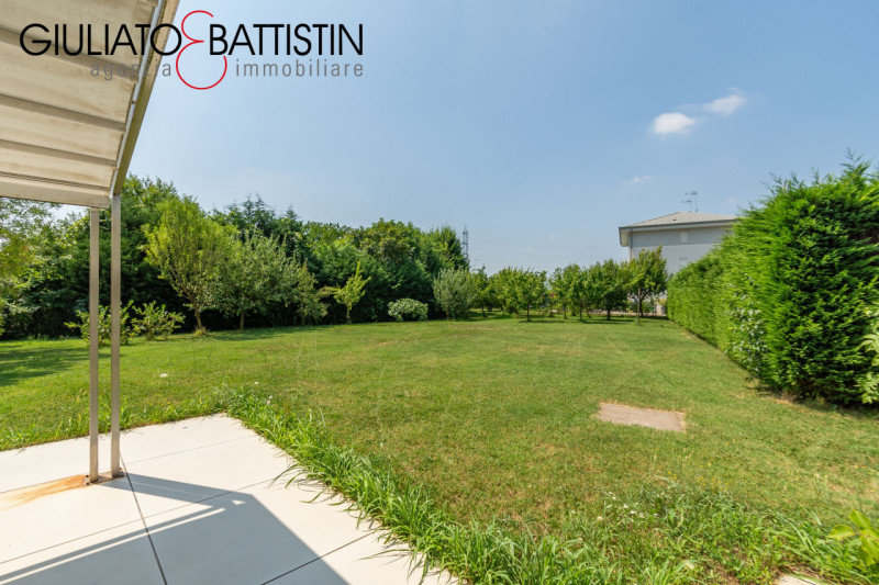 VICENZA: in località Biron, stupenda VILLA di testa su tri-familiare, all'interno di un residence...