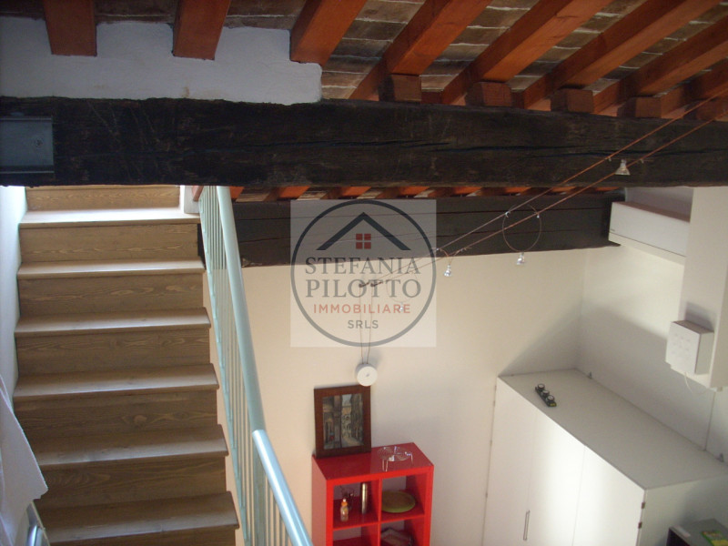 PIAZZA DELLE ERBE- Stefania Pilotto Immobiliare propone in affitto splendido appartamento mansard...