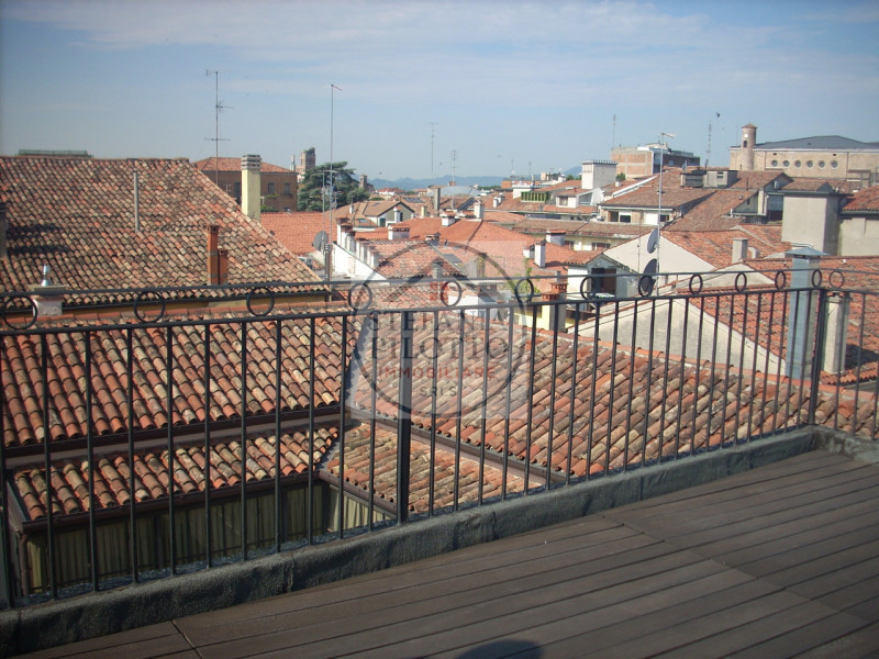 PIAZZA DELLE ERBE- Stefania Pilotto Immobiliare propone in affitto splendido appartamento mansard...