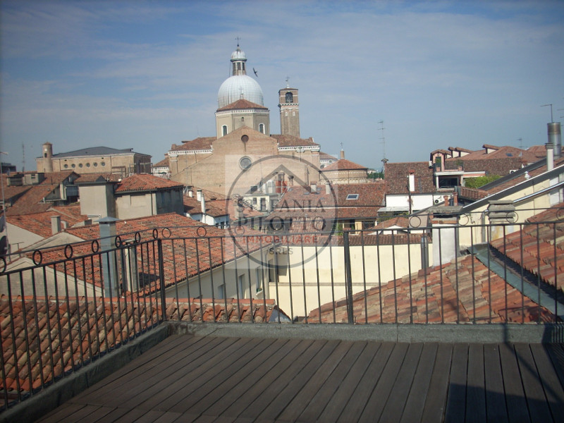 PIAZZA DELLE ERBE- Stefania Pilotto Immobiliare propone in affitto splendido appartamento mansard...