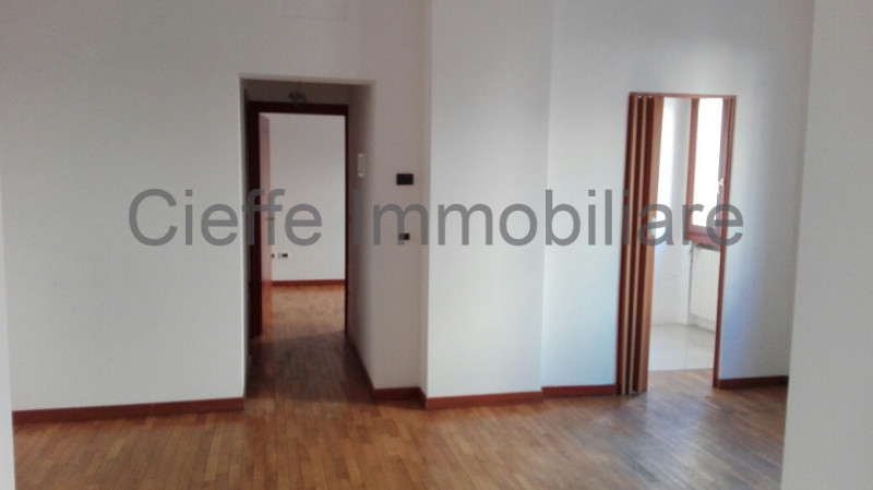 Luminoso ufficio è la soluzione ideale per chi cerca uno spazio professionale di alta qualità. Co...