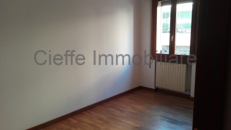 Luminoso ufficio è la soluzione ideale per chi cerca uno spazio professionale di alta qualità. Co...