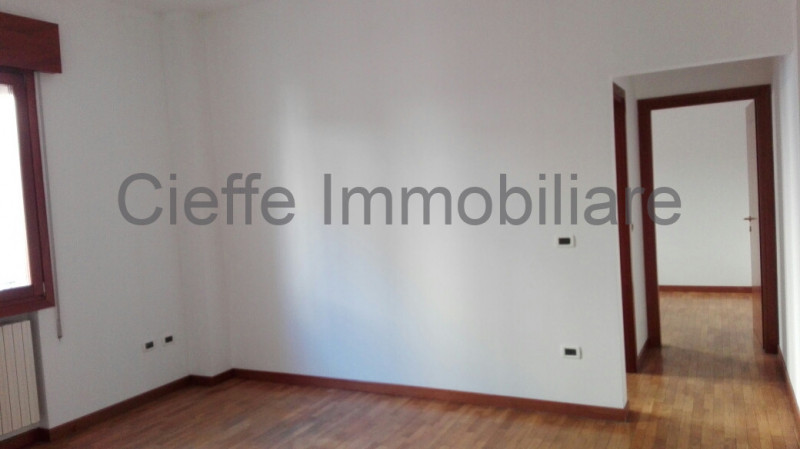 Luminoso ufficio è la soluzione ideale per chi cerca uno spazio professionale di alta qualità. Co...