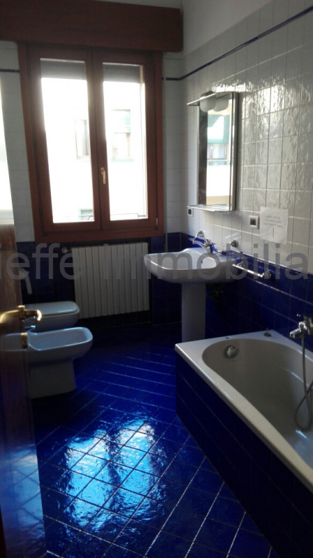 Luminoso ufficio è la soluzione ideale per chi cerca uno spazio professionale di alta qualità. Co...