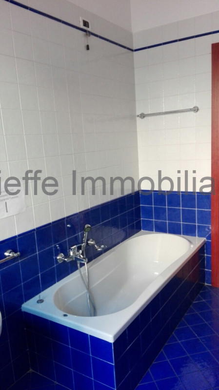 Luminoso ufficio è la soluzione ideale per chi cerca uno spazio professionale di alta qualità. Co...