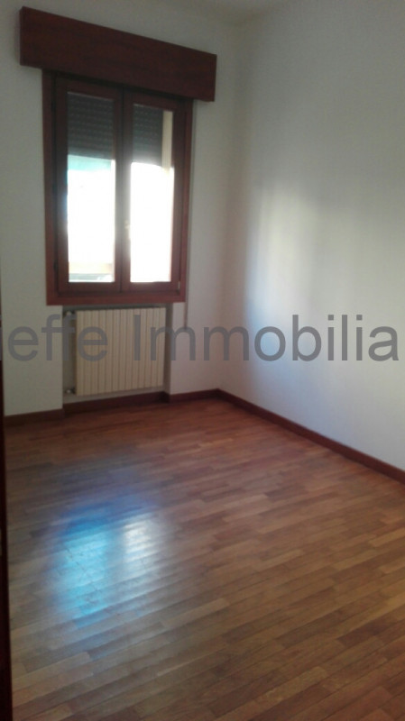 Luminoso ufficio è la soluzione ideale per chi cerca uno spazio professionale di alta qualità. Co...