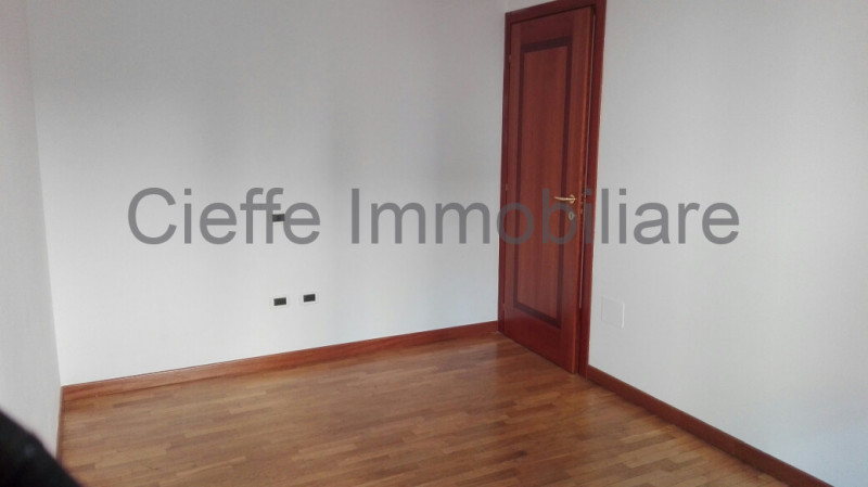 Luminoso ufficio è la soluzione ideale per chi cerca uno spazio professionale di alta qualità. Co...