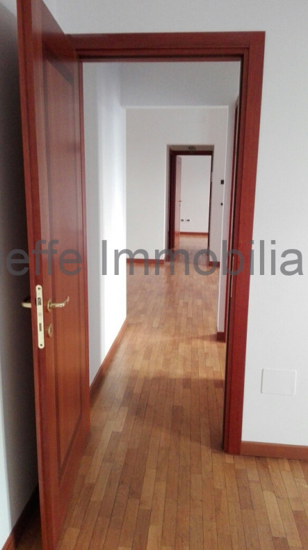 Luminoso ufficio è la soluzione ideale per chi cerca uno spazio professionale di alta qualità. Co...