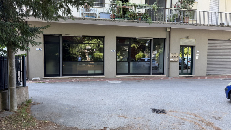 Negozio vetrinato di 70mq con magazzino e parcheggio difronte. Ideale per chi volesse uno studio ...