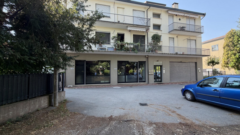 Negozio vetrinato di 70mq con magazzino e parcheggio difronte. Ideale per chi volesse uno studio ...