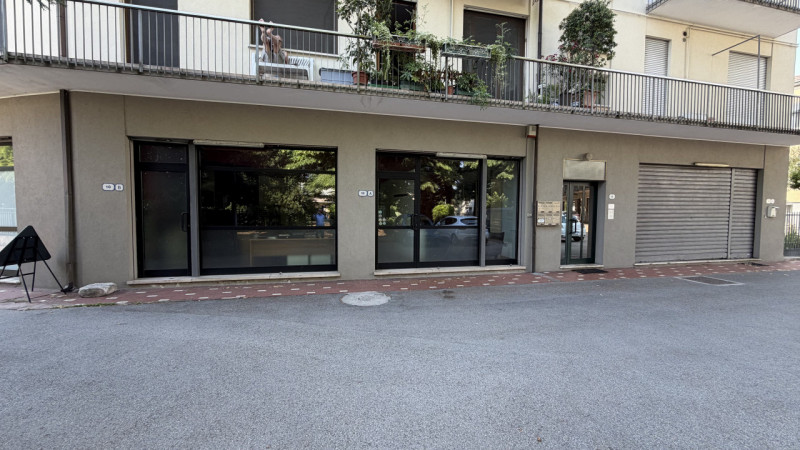 Negozio vetrinato di 70mq con magazzino e parcheggio difronte. Ideale per chi volesse uno studio ...