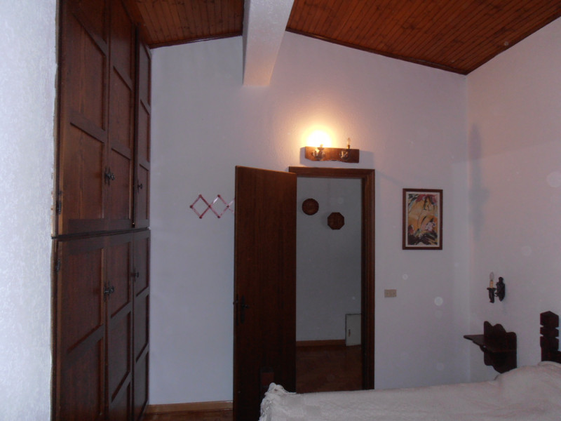 Situata tra le incantevoli località di Asiago e Gallio, questa splendida porzione di casa a schie...