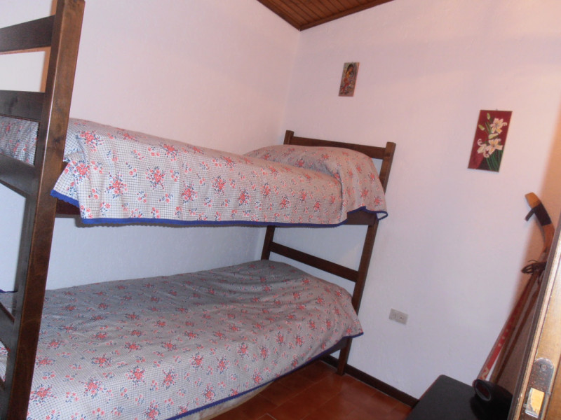 Situata tra le incantevoli località di Asiago e Gallio, questa splendida porzione di casa a schie...