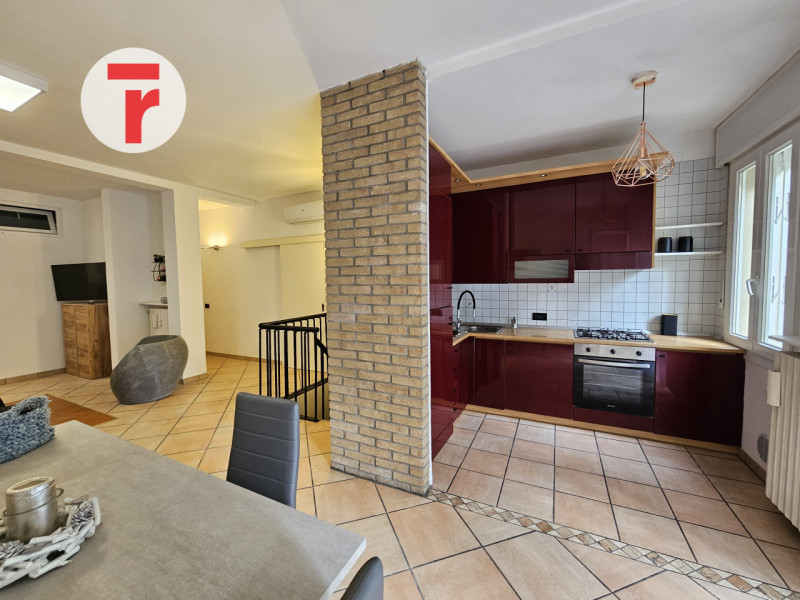 -APPARTAMENTO PER STUDENTI O GIOVANI LAVORATORI-

L’immobile è situato in una zona residenziale d...