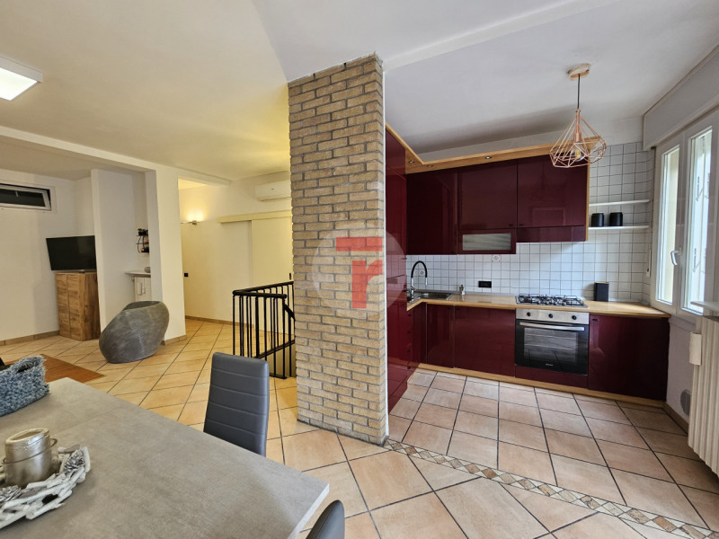 -APPARTAMENTO PER STUDENTI O GIOVANI LAVORATORI-

L’immobile è situato in una zona residenziale d...