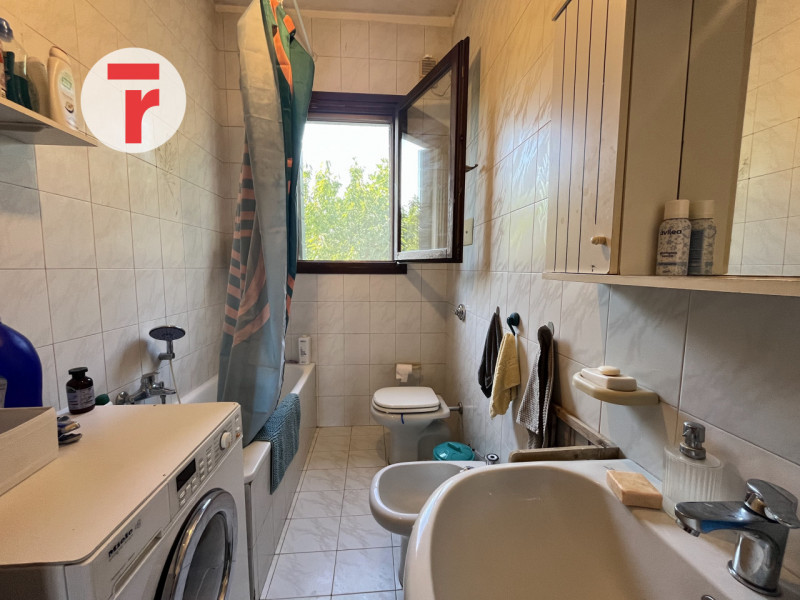 In posizione tranquilla e riservata, all’interno di un condominio con spazio verde condominiale, ...