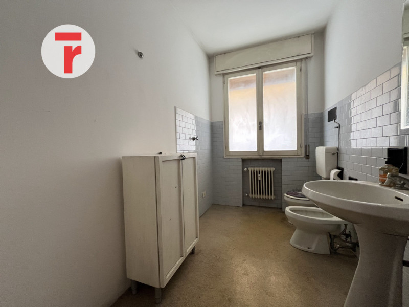 Immobile si trova a pochi passi dalle scuole, supermercati e la fermata del tram di San Carlo che...