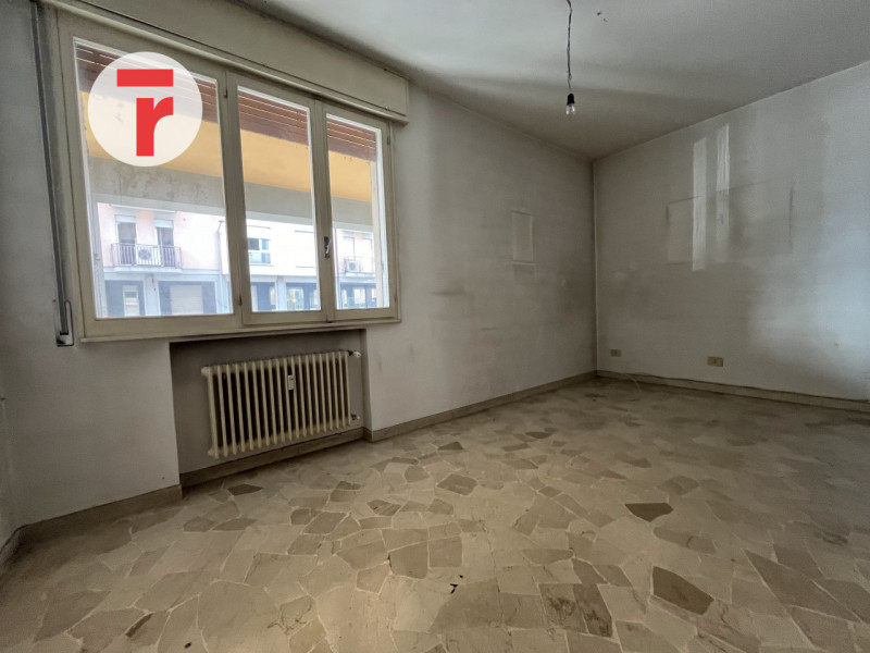 Immobile si trova a pochi passi dalle scuole, supermercati e la fermata del tram di San Carlo che...