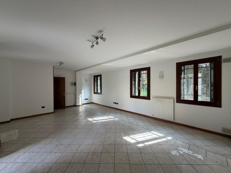 Tra Noventa e Camin, proponiamo in affitto una splendida porzione di testa di trifamiliare, ideal...