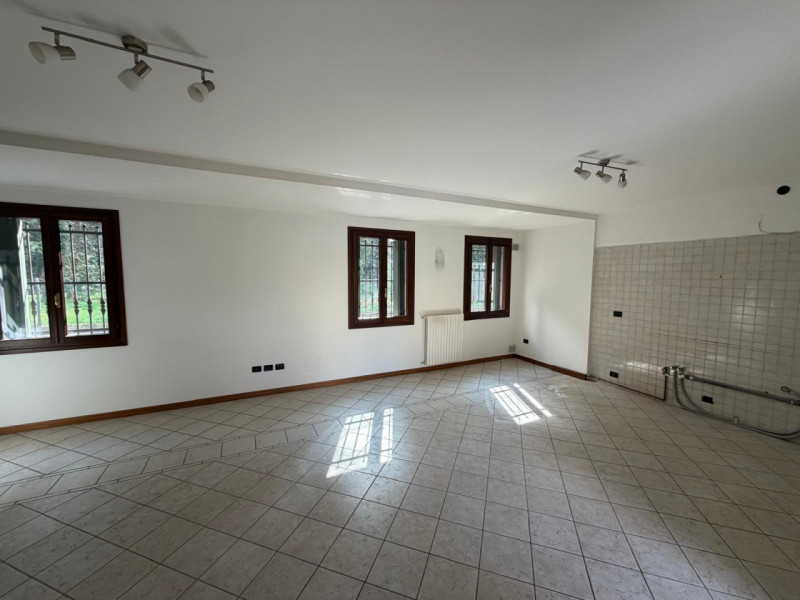 Tra Noventa e Camin, proponiamo in affitto una splendida porzione di testa di trifamiliare, ideal...