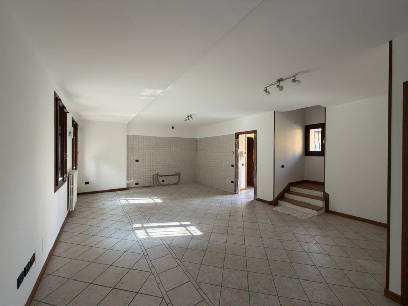 Tra Noventa e Camin, proponiamo in affitto una splendida porzione di testa di trifamiliare, ideal...