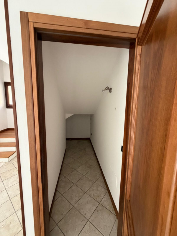 Tra Noventa e Camin, proponiamo in affitto una splendida porzione di testa di trifamiliare, ideal...