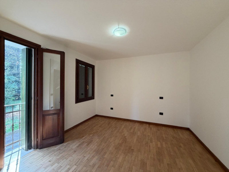 Tra Noventa e Camin, proponiamo in affitto una splendida porzione di testa di trifamiliare, ideal...