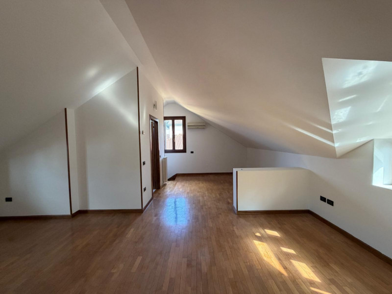 Tra Noventa e Camin, proponiamo in affitto una splendida porzione di testa di trifamiliare, ideal...