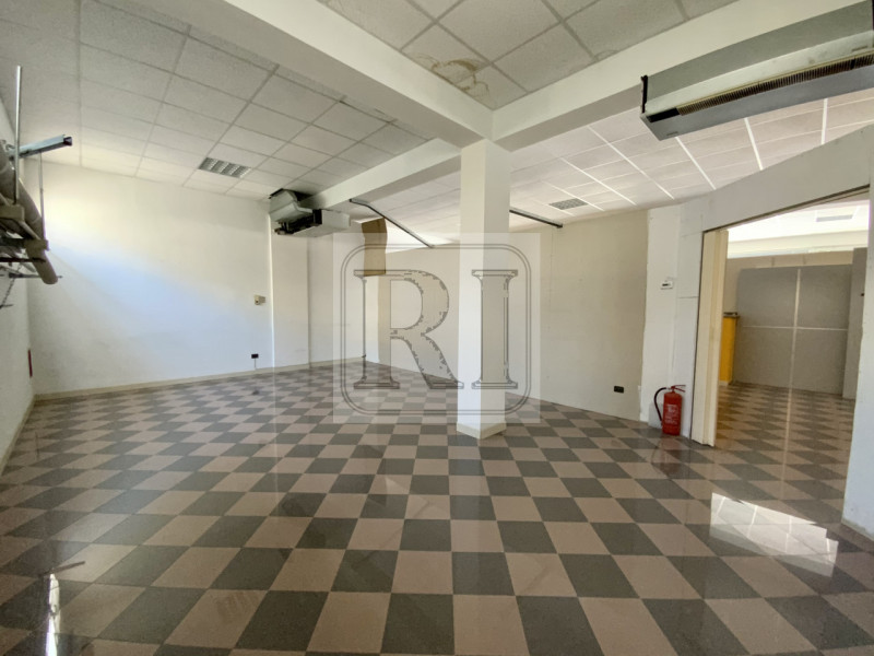 LIMENA - centrale soluzione, negozio con ampio parcheggio, 150mq open space + servizio. Rich. 1.2...