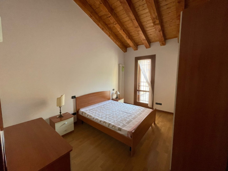 VICENZA - ZONA CORSO PADOVA: BICAMERE PARZIALMENTE ARREDATO, GARAGE. EURO 730 MENSILI + 40 SPESE ...
