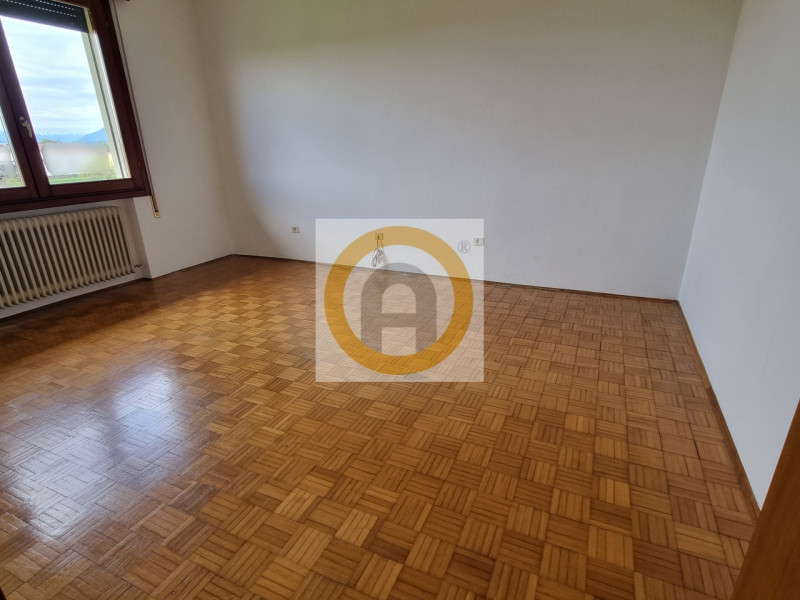 Cerchi ampi spazi e tranquillità a Rossano Veneto?
In un curato contesto di sole 4 unità, proponi...