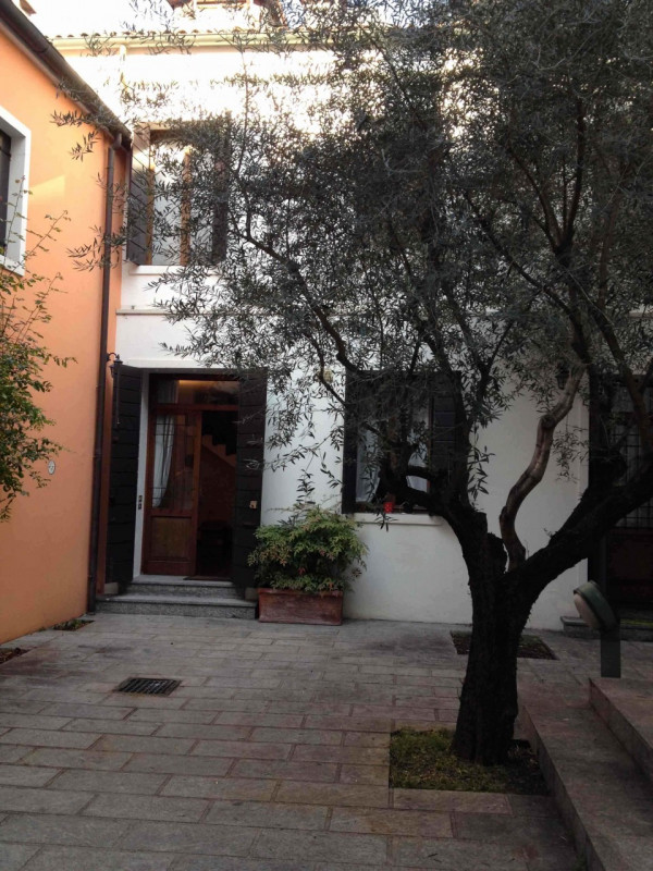 PADOVA CENTRO PIAZZA CASTELLO SIGNORILE PORZIONE DI PALAZZETTO RISTRUTTURATO COMPLETAMENTE (EX CO...