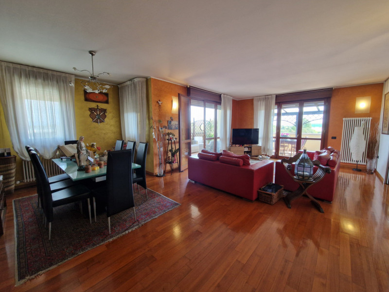 In una delle zone più ricercate di Padova, precisamente nel quartiere San Carlo, proponiamo in ve...