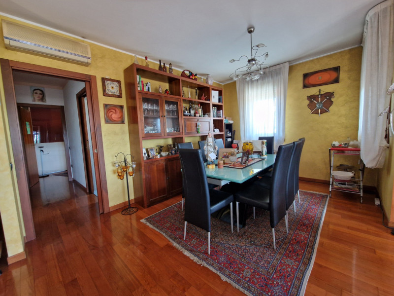 In una delle zone più ricercate di Padova, precisamente nel quartiere San Carlo, proponiamo in ve...