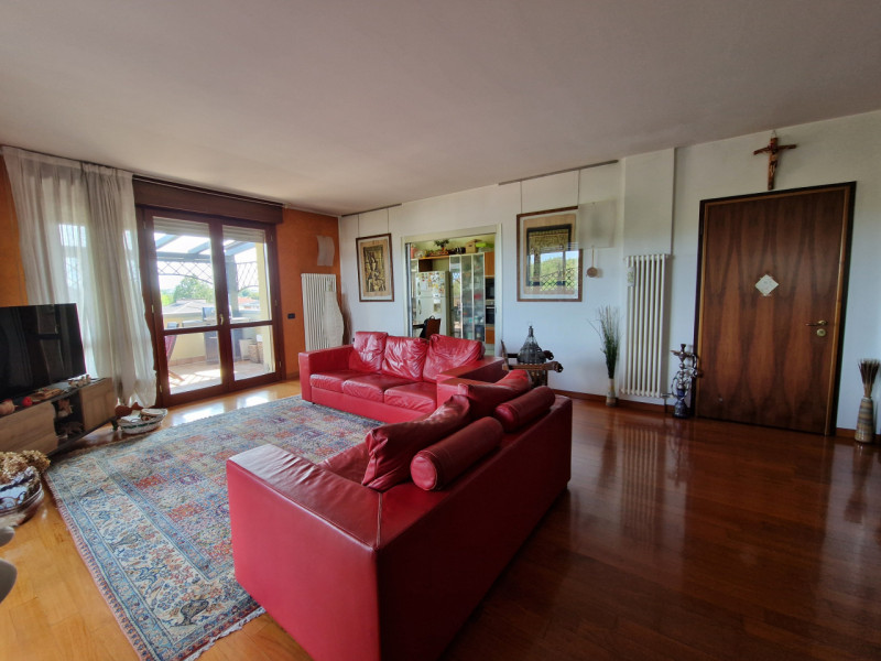 In una delle zone più ricercate di Padova, precisamente nel quartiere San Carlo, proponiamo in ve...