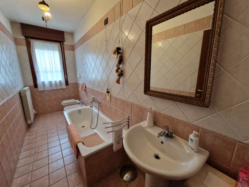 Proponiamo in vendita un ampio appartamento trilocale di circa 100 mq situato nel cuore del quart...