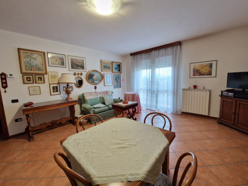 Proponiamo in vendita un ampio appartamento trilocale di circa 100 mq situato nel cuore del quart...