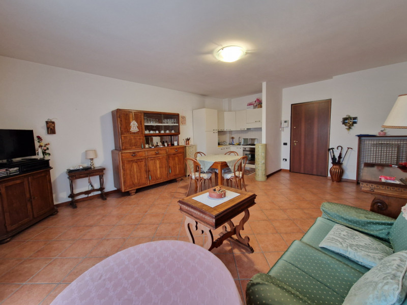 Proponiamo in vendita un ampio appartamento trilocale di circa 100 mq situato nel cuore del quart...