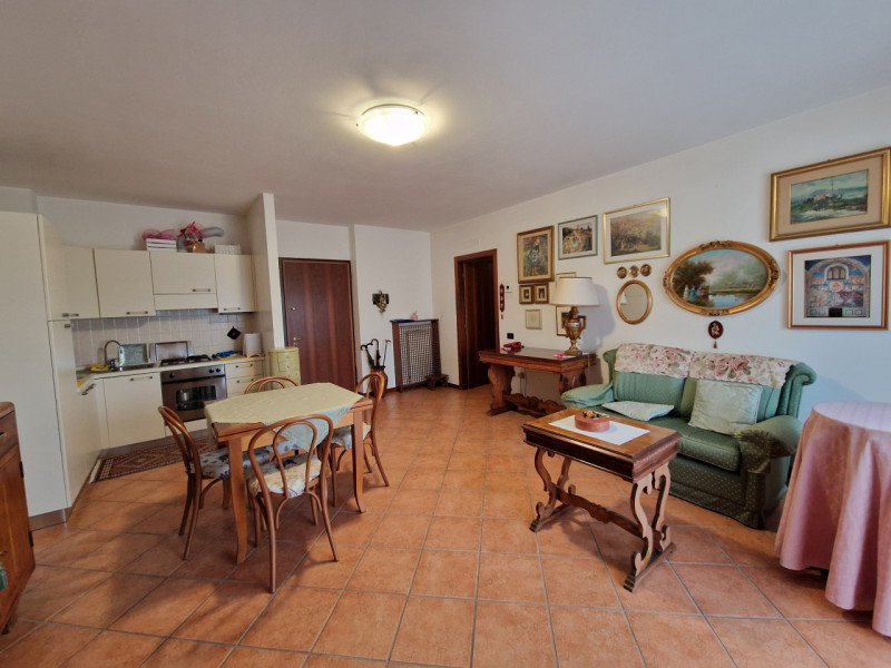 Proponiamo in vendita un ampio appartamento trilocale di circa 100 mq situato nel cuore del quart...