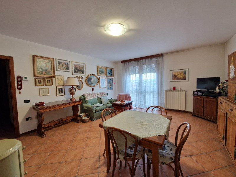 Proponiamo in vendita un ampio appartamento trilocale di circa 100 mq situato nel cuore del quart...