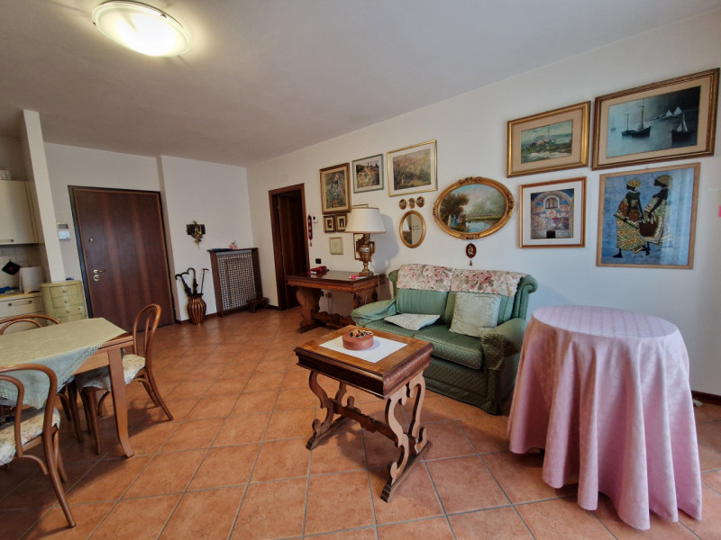 Proponiamo in vendita un ampio appartamento trilocale di circa 100 mq situato nel cuore del quart...