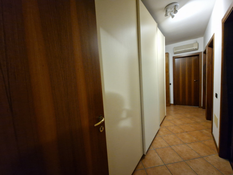 Proponiamo in vendita un ampio appartamento trilocale di circa 100 mq situato nel cuore del quart...