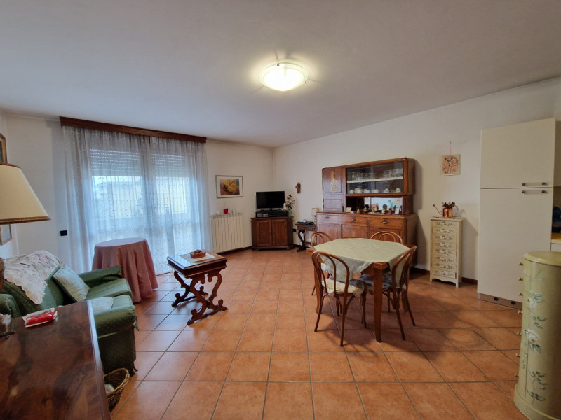 Proponiamo in vendita un ampio appartamento trilocale di circa 100 mq situato nel cuore del quart...