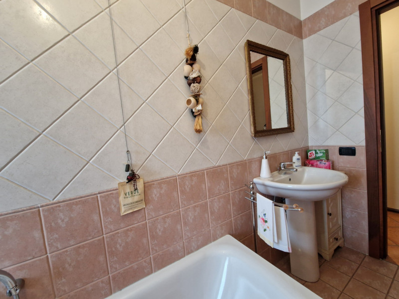 Proponiamo in vendita un ampio appartamento trilocale di circa 100 mq situato nel cuore del quart...