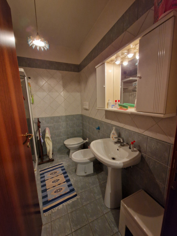 Proponiamo in vendita un ampio appartamento trilocale di circa 100 mq situato nel cuore del quart...