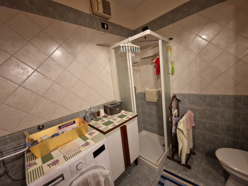 Proponiamo in vendita un ampio appartamento trilocale di circa 100 mq situato nel cuore del quart...